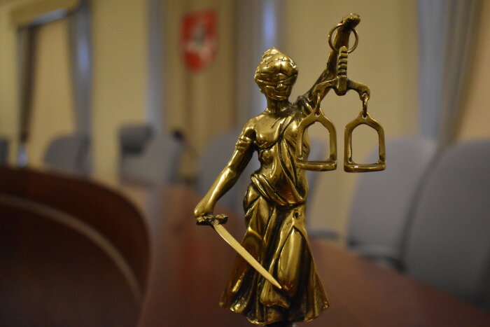 Byloje dėl privalomų medicininių kaukių pradinių klasių moksleiviams LVAT kreipėsi į LRKT