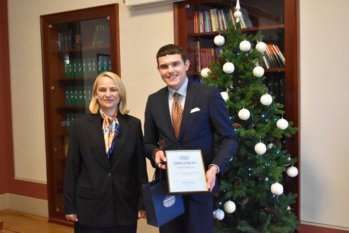ES teisė – tarp viršenybės ir dialogo: LVAT apdovanojo pirmojo esė konkurso nugalėtoją