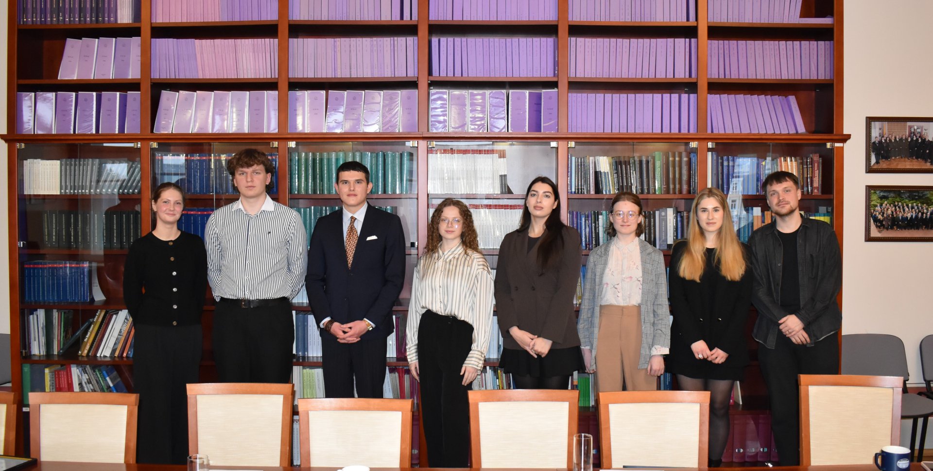 Esė konkurso ES teisės tema dalyviai: Kristina Jakovleva, Elzė Augustina Večkytė, Algirdas Grinas, Rokas Damulis, Ugnė Vilūnaitė-Didžiokienė ir juos atlydėję artimieji.